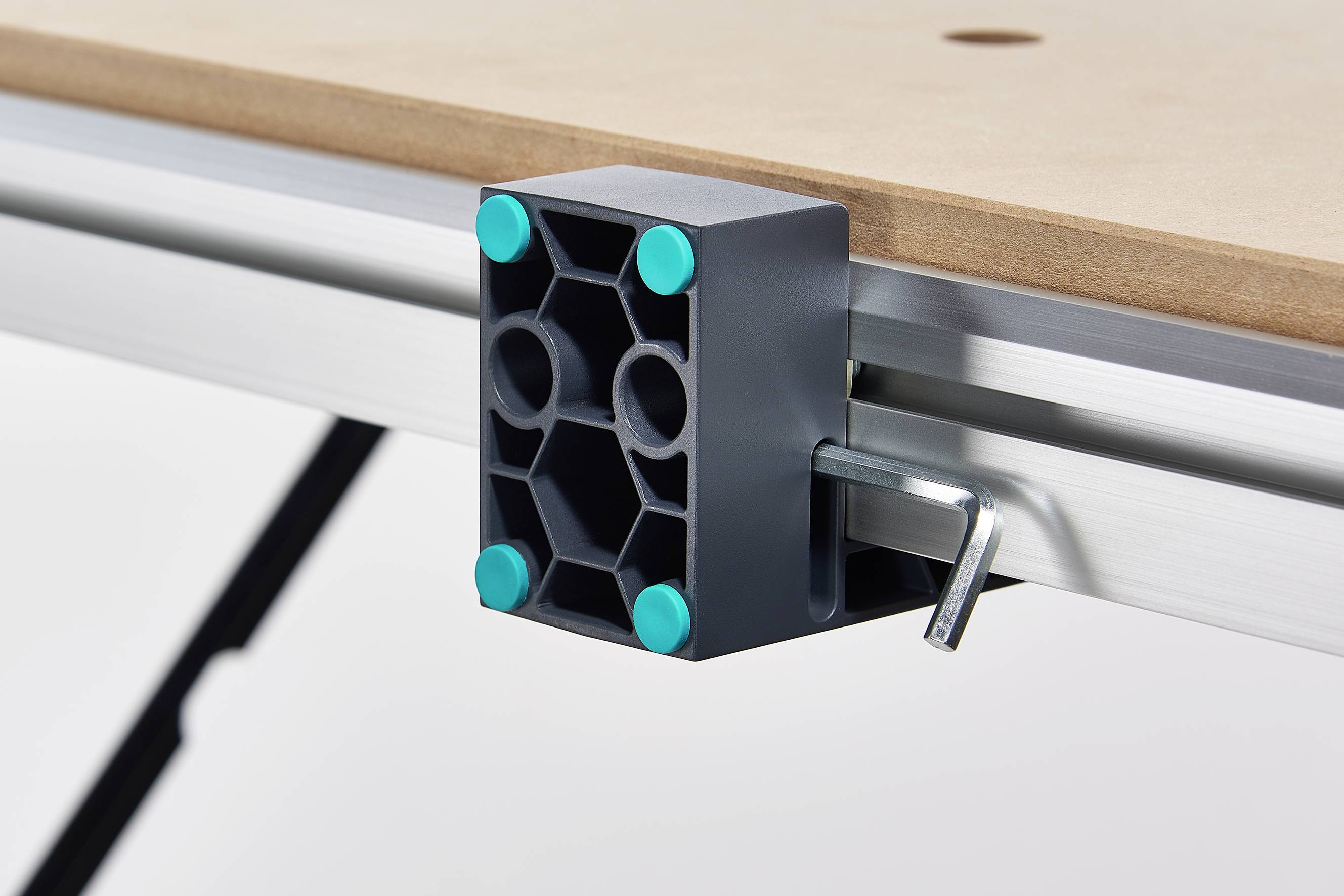 Pince de fixation pour table assurant un maintien sécurisé. Utilisée dans les ateliers ou pour les travaux de bricolage. Permet d'augmenter la stabilité.