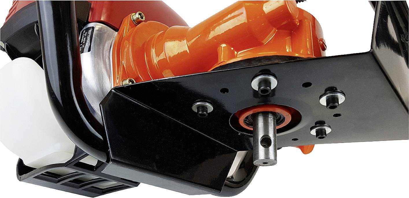 Partie inférieure d'un débroussailleur avec un boîtier orange et un arbre métallique visible, entouré d'une protection noire.