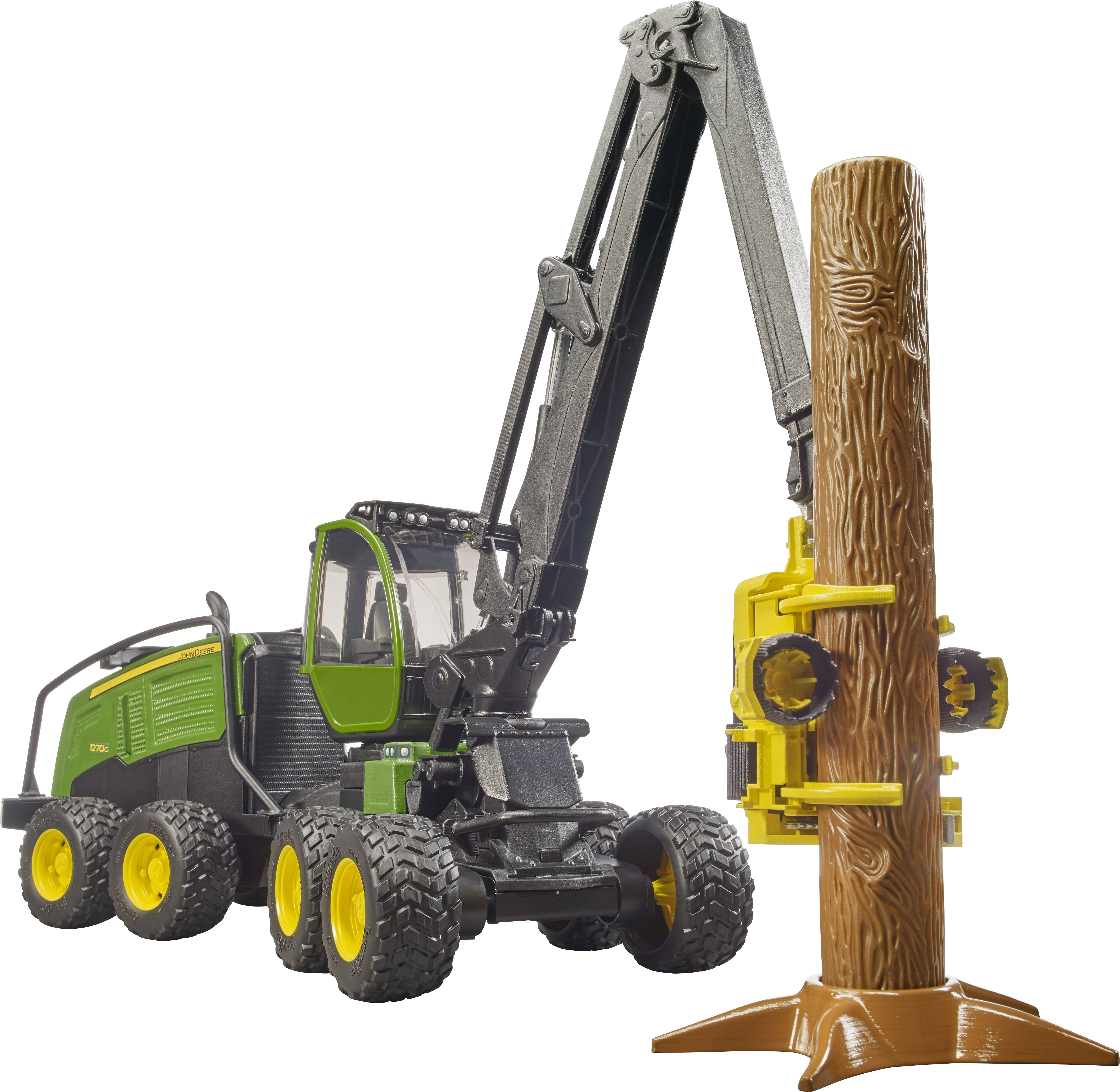 Un modèle d'un porteur forestier avec un bras mécanique tenant un tronc d'arbre. Le tracteur a une cabine verte et des détails jaunes.