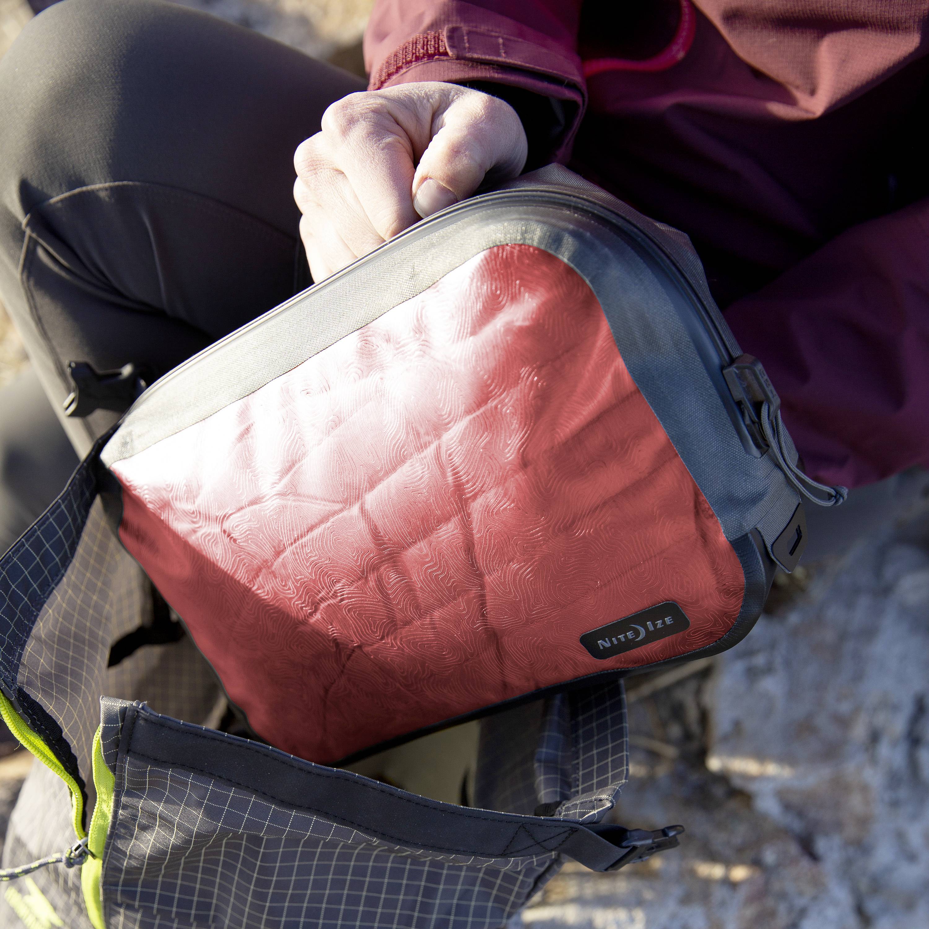 NITE Ize Sacoche RunOff Gr.M noir NI-ROCM-09-R3-11