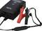 Un chargeur de batterie noir avec deux pinces, une rouge et une noire, reliées par des câbles pour charger les batteries de véhicules.