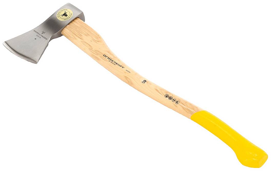 Une hache avec un manche en bois et une lame en acier, bien adaptée pour couper du bois. Le manche a une extrémité jaune.