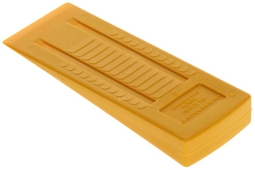 Un outil en plastique orange avec des rainures, utilisé comme levier ou coin pour protéger les surfaces délicates.