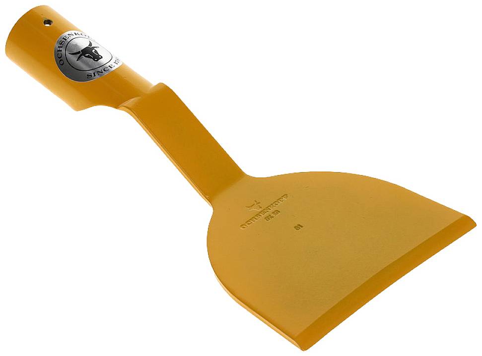 Un grattoir orange avec une poignée ergonomique et une impression, adapté pour enlever des autocollants ou des saletés des surfaces.