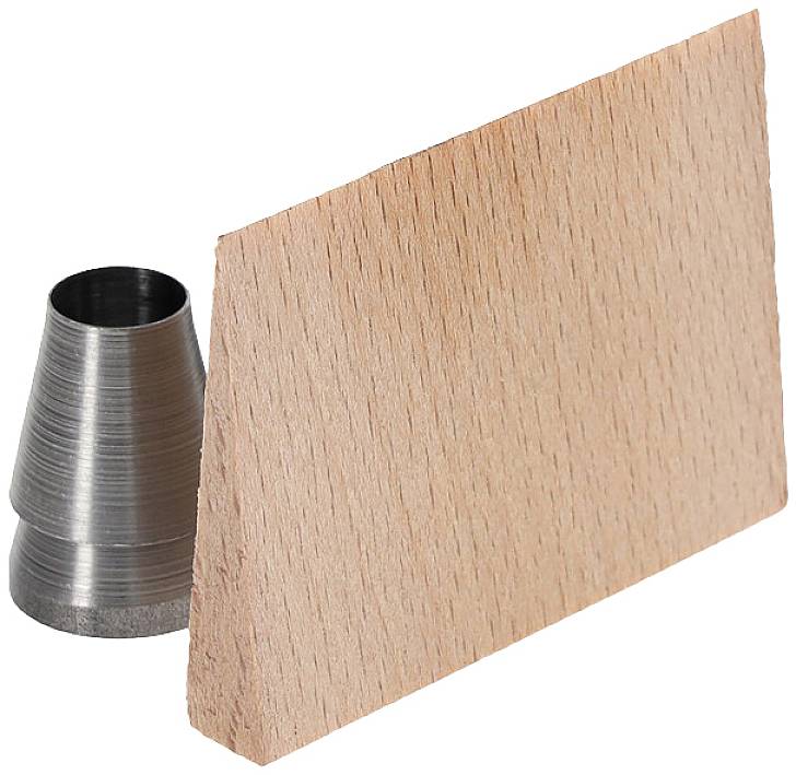 Un morceau de bois rectangulaire est placé à côté d'un cône métallique argenté. Ils sont légèrement positionnés en angle l'un par rapport à l'autre.