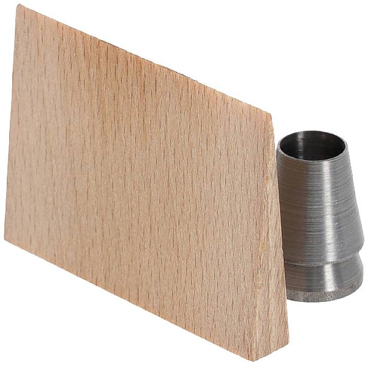 Un rectangle en bois et une pièce métallique empilée sont côte à côte sur une surface blanche.