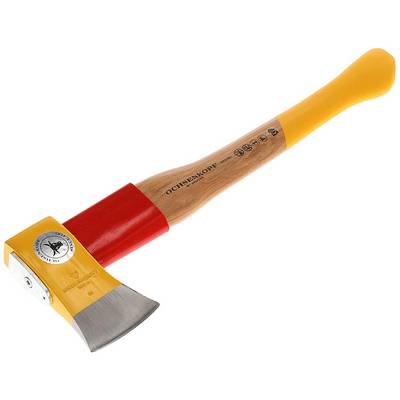Hache en bois avec un manche jaune et rouge et un emblème argenté sur la tête. Adaptée pour fendre du bois.
