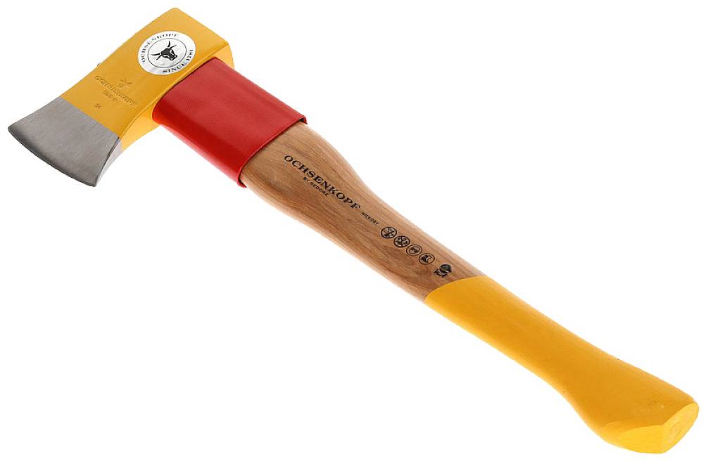 Une hache colorée avec une tête jaune et rouge et un manche en bois. Adaptée pour le travail du bois et conforme aux normes de sécurité.