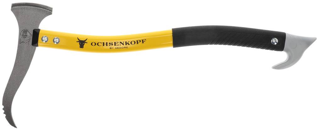 Hache de bûcheron avec manche jaune et revêtement en caoutchouc noir, de la marque 'Ochsenkopf', appuyée contre un mur.