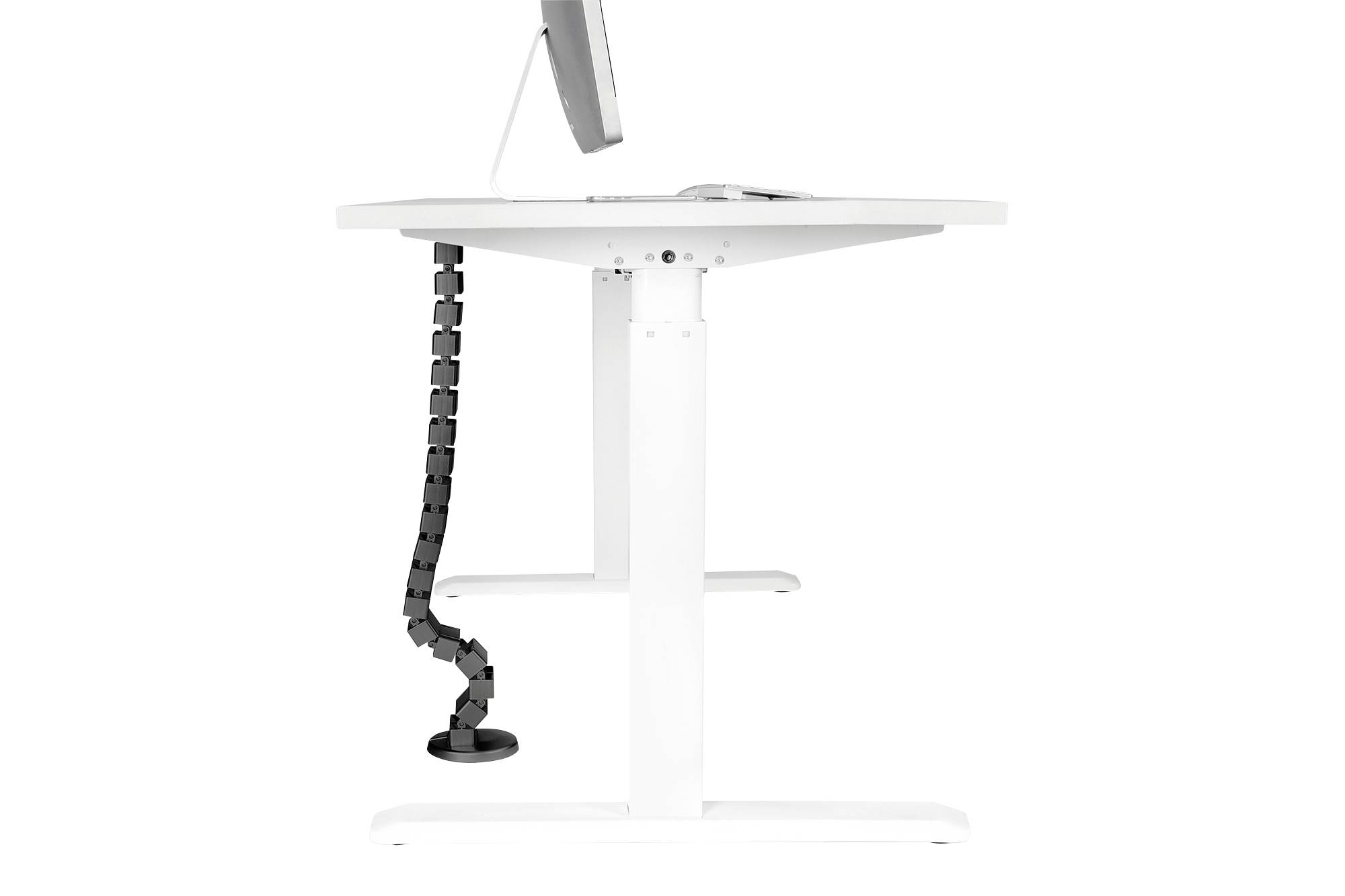 Un bureau à hauteur réglable en blanc avec un câble de moniteur autonome. Idéal pour un travail ergonomique au bureau.