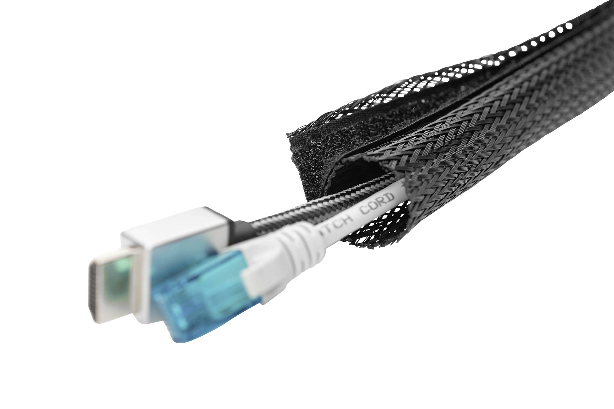 Un ensemble de câbles, dont un câble HDMI et un câble Ethernet, organisés dans une gaine de câble noire.