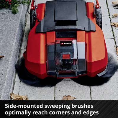 Un robot tondeuse rouge sur un trottoir, avec une fonction mise en évidence : des brosses de balayage latérales pour le nettoyage des coins.