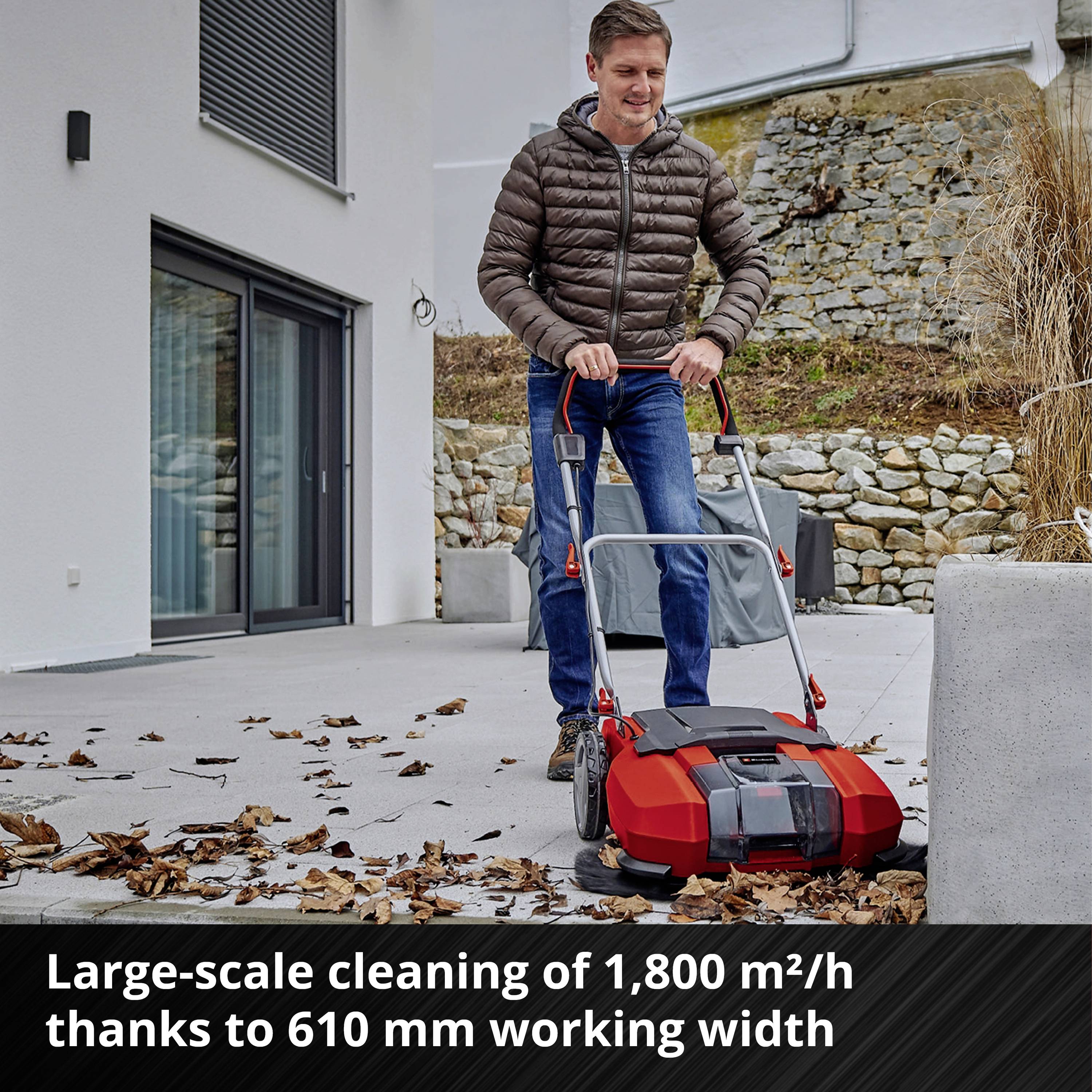 Un homme pousse un balai mécanique sur une terrasse. Texte en dessous : 'Nettoyage de grandes surfaces à 1 800 m²/h grâce à une largeur de travail de 610 mm'.