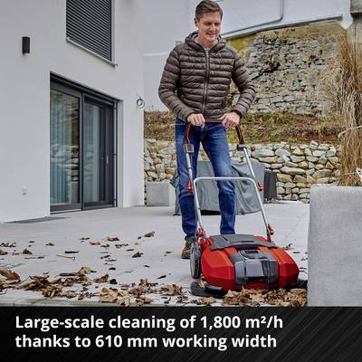 Un homme pousse un balai mécanique sur une terrasse. Texte en dessous : 'Nettoyage de grandes surfaces à 1 800 m²/h grâce à une largeur de travail de 610 mm'.