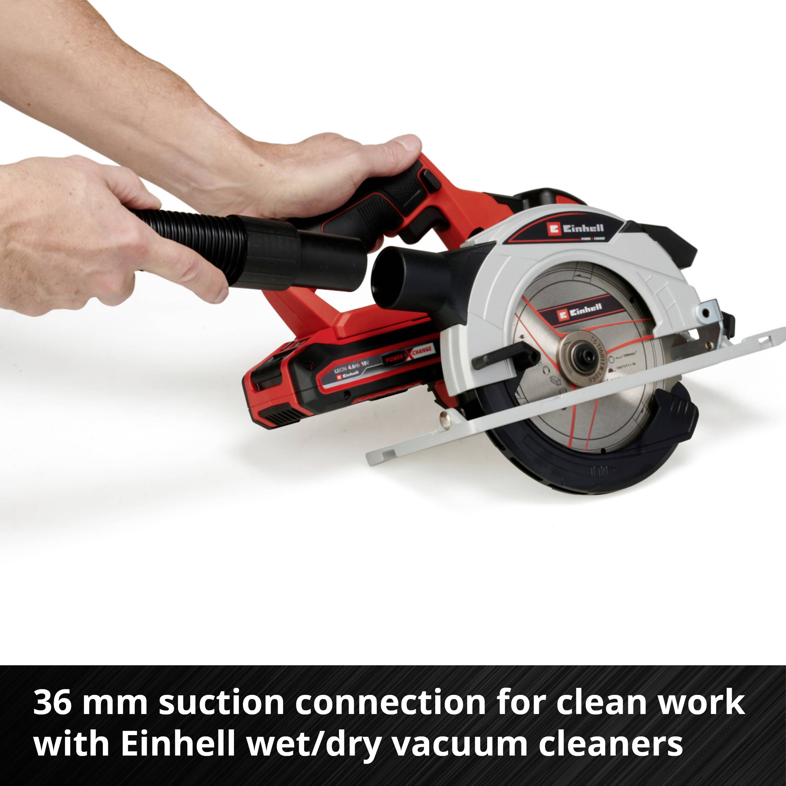 Une main tient une scie circulaire avec un raccord d'aspiration de 36 mm, adaptée pour travailler sans poussière avec les aspirateurs eau et poussière Einhell.