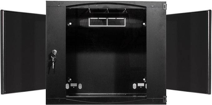 Armoire métallique noire avec deux portes ouvertes ; une serrure sur le côté gauche. L'intérieur est vide, avec deux fentes de ventilation en haut.