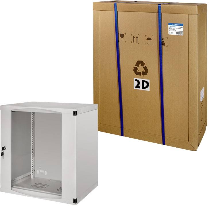 Un armoire réseau blanche est placée devant un grand carton d'expédition brun, recyclable, muni de sangles bleues.