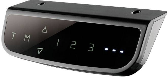 Panneau électronique noir avec affichage numérique ; affiche 'TM', des symboles de flèches et une série de chiffres '1 2 3' avec trois points lumineux.