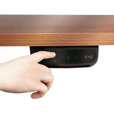 Une main appuie sur un bouton d'un panneau de commande situé sous une table en bois, affichant des chiffres de réglage de hauteur.