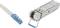 Câble à fibre optique avec connecteur bleu et adaptateur de module compatible en argent, prêt à être connecté.