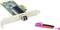 Carte réseau avec connexion PCIe présentant un port SFP+ pour câbles à fibre optique. À côté de la carte se trouve un câble à fibre optique violet et noir.