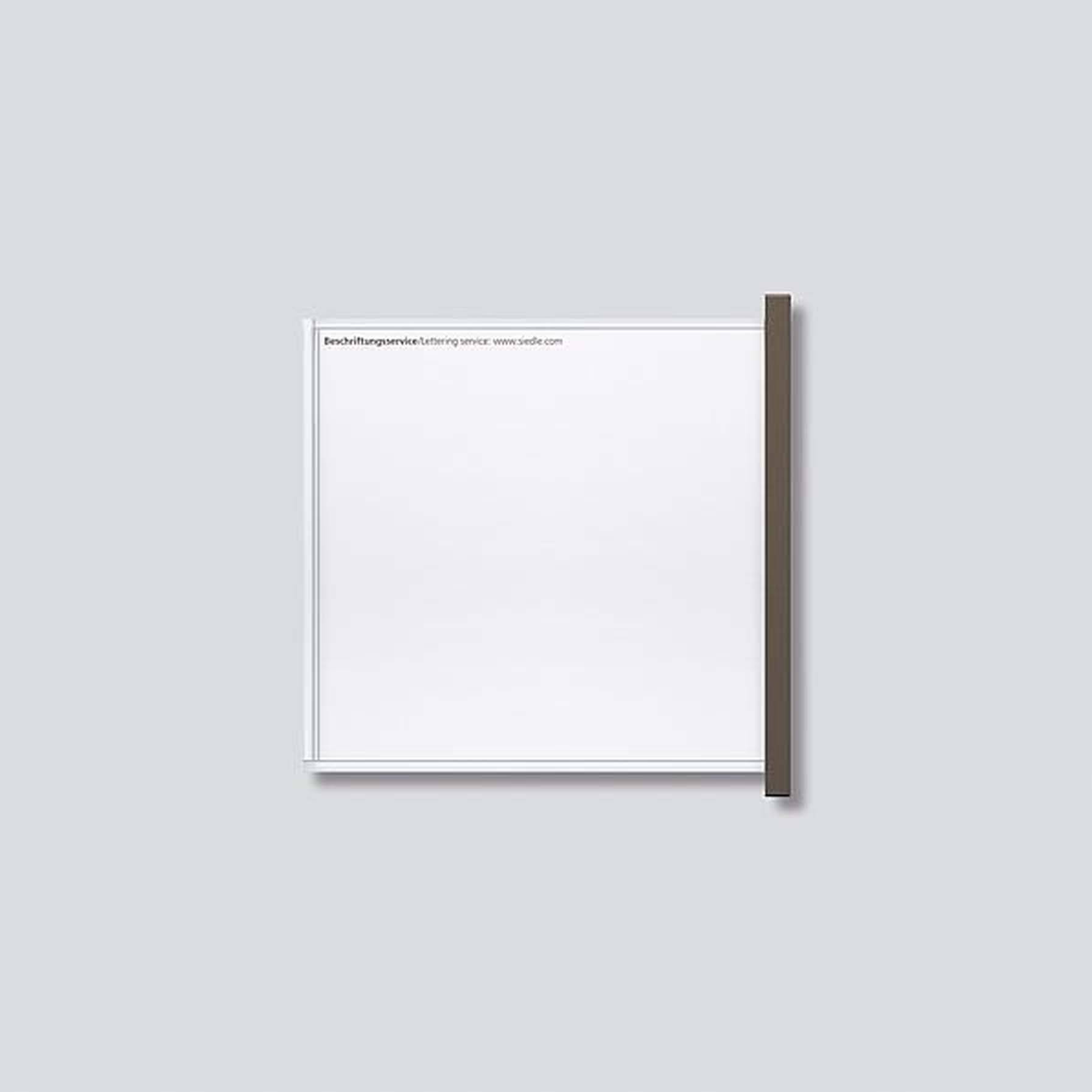 Un livre blanc avec une couverture transparente et un dos marron sur un fond gris. Texte en haut à gauche : 'beschriftungsmaterial' et une adresse web.