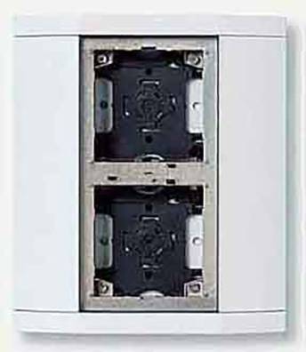 Support de batterie double fixé au mur, sans batteries, prêt à être installé.