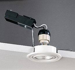 Luminaire encastré monté au plafond, avec un cadre blanc et un boîtier noir, montrant le câble de connexion et la douille.