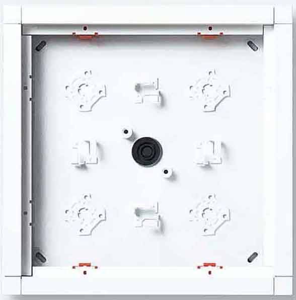 Une couverture carrée blanche avec plusieurs points de montage et un point central noir. Adaptée pour les installations électriques.