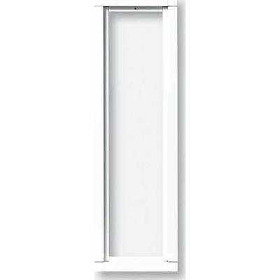 Un cadre rectangulaire blanc, vertical, sur un fond blanc, pouvant ressembler à une découpe ou une étroite porte.