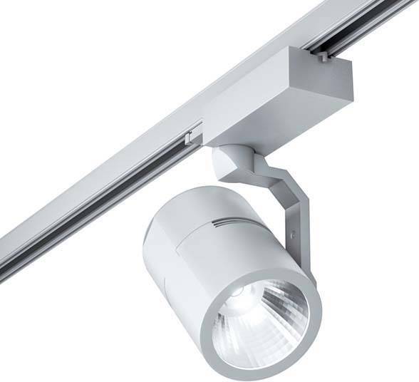 Un projecteur de plafond moderne en argent, monté sur un rail, projette une lumière vive vers le bas.