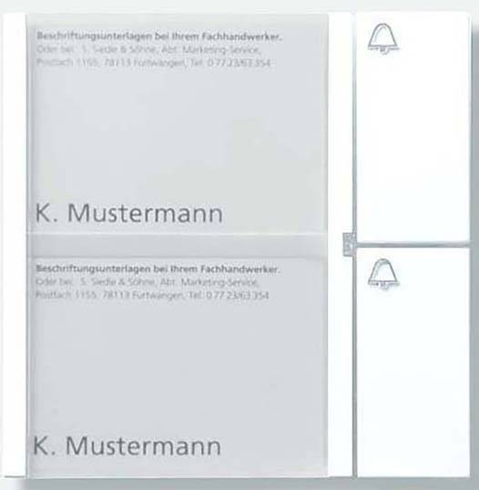 « K. Mustermann » est imprimé sur deux étiquettes. D'autres informations de contact et des symboles sont également représentés.