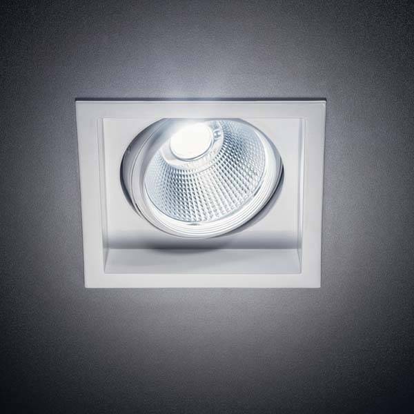 Luminaire LED carré encastré au plafond, éclairant brillamment la pièce, solution d'éclairage moderne.