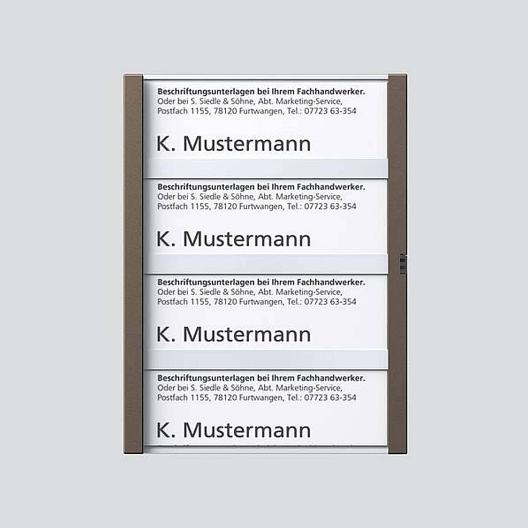 Plusieurs plaques de sonnette portant le nom 'K. Mustermann' et les coordonnées d'une entreprise à Furtwangen.