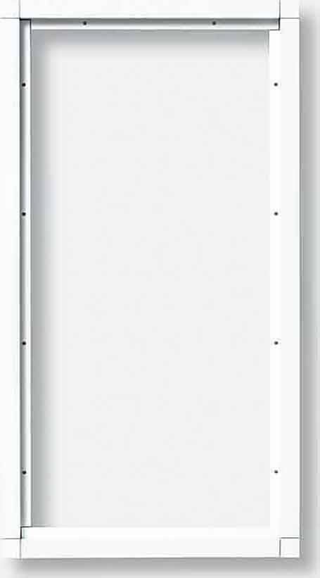 Un encadrement de porte blanc sans porte est visible sur un fond blanc. Il n'y a aucun autre détail ou décoration visible.