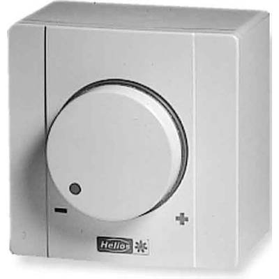 Un bouton rotatif blanc sur un mur, probablement un variateur de lumière ou de volume, avec un petit logo 'Helles' en dessous.