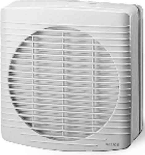 Un ventilateur blanc rectangulaire avec grille de protection, adapté pour une installation murale destinée à la ventilation des espaces intérieurs.
