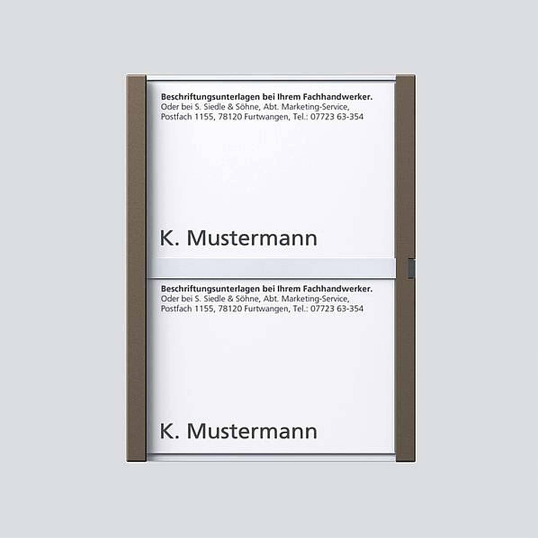 Deux plaques de porte blanches avec un cadre brun. En haut et en bas est inscrit le nom 'K. Mustermann'. En haut : Informations sur les supports de signalisation.