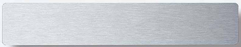 Une bande métallique étroite et rectangulaire à surface brossée.