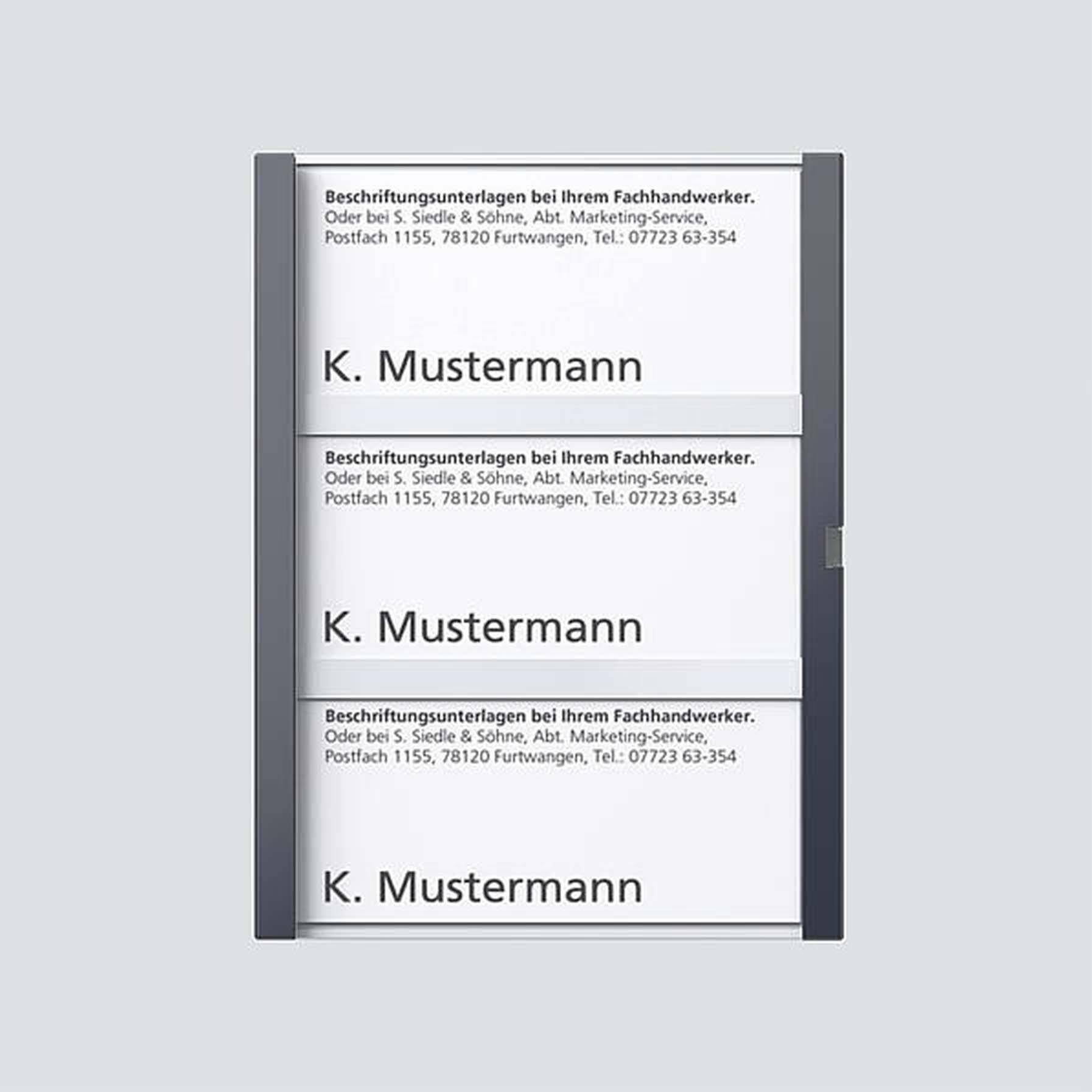 Trois boîtes aux lettres superposées, chacune étiquetée 'K. Mustermann', intégrées dans un cadre élégant et moderne.
