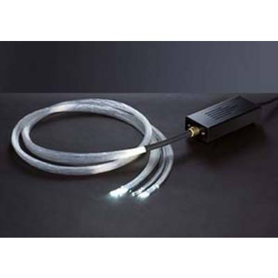 Câble à fibre optique avec alimentation électrique, illuminé aux extrémités, sur un fond sombre.