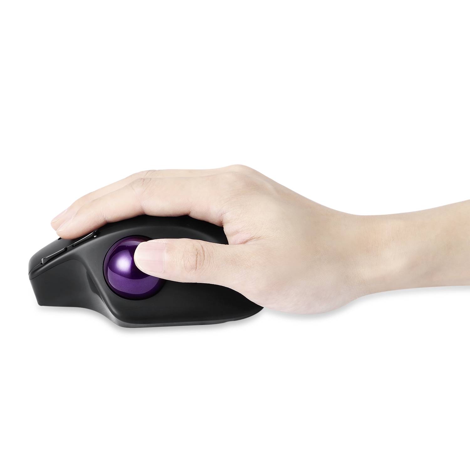 Une main utilise une souris ergonomique avec un trackball violet sur le côté.