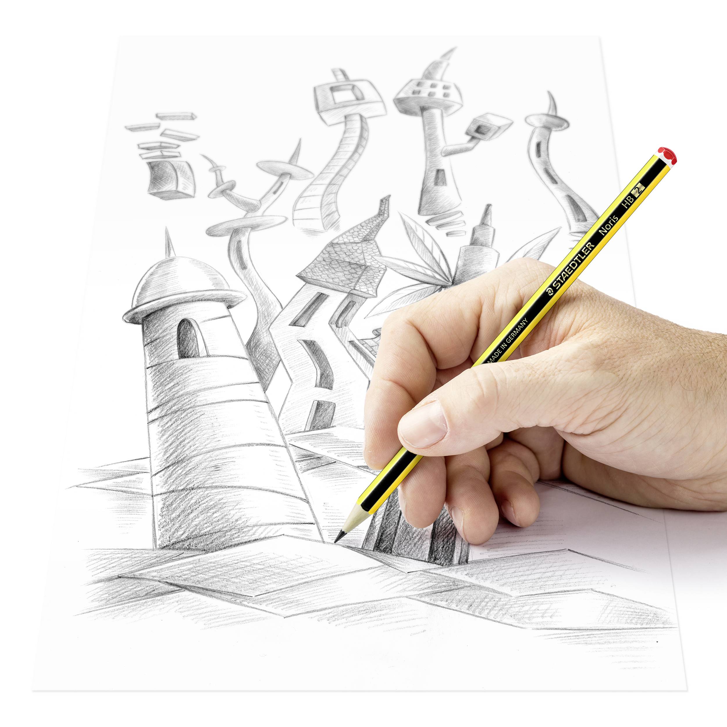 Une main dessine avec un crayon des bâtiments étranges et en forme de tours sur une feuille de papier déjà partiellement dessinée.