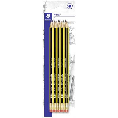 Six crayons HB Noris jaune et noir de Staedtler avec gommes, disposés sur un emballage avec des dessins au crayon en arrière-plan.