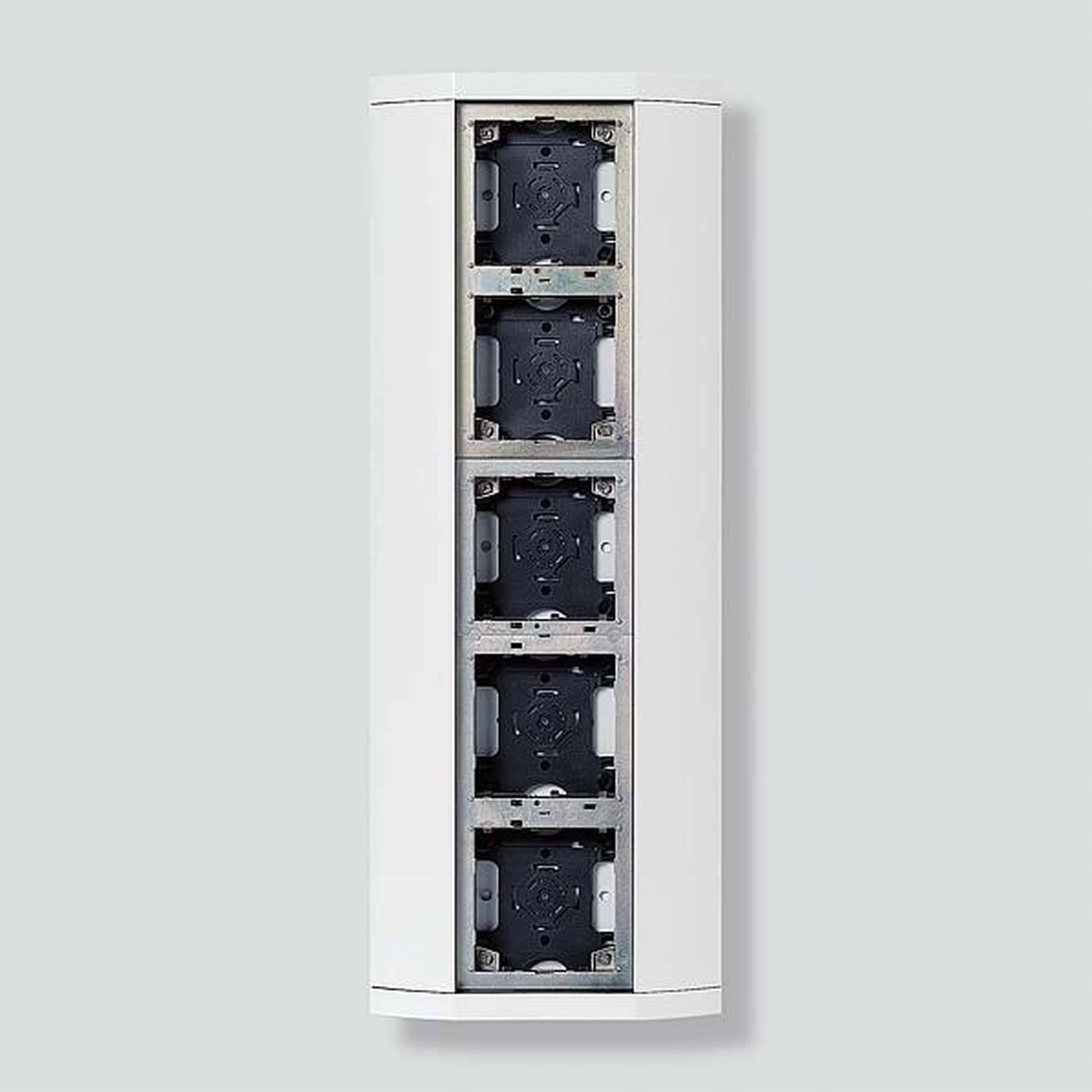 Colonne blanche avec des ouvertures pour composants électriques, adaptée aux environnements de bureau ou résidentiels.