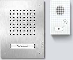 Système d'interphone en métal argenté à gauche, avec une plaque nominative 'Paul Landauer'. À droite, un petit panneau de commande avec microphone et boutons.