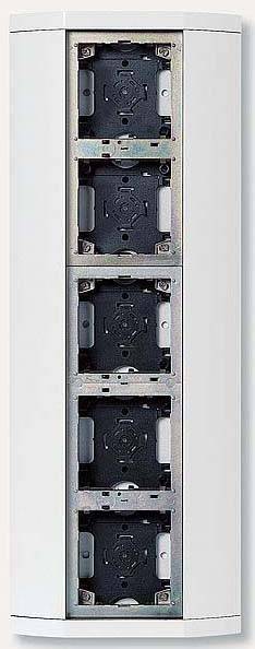 Une armoire électrique verticale avec quatre emplacements de prises vides, prête à l'installation de composants électriques.