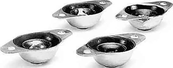 Quatre supports de boules métalliques sur fond blanc.