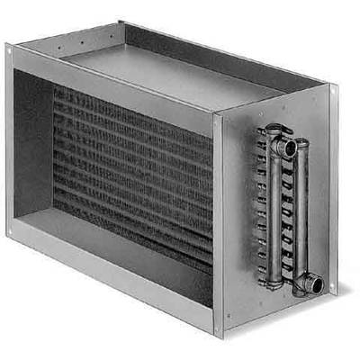 Un échangeur de chaleur à air rectangulaire en métal, utilisé dans les systèmes de ventilation, avec des tubes visibles sur le côté droit.