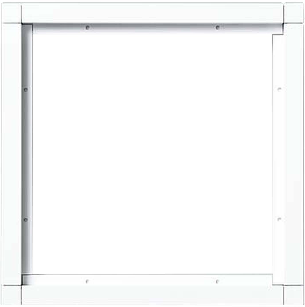 Une fenêtre blanche vide sans cadre ni ornement. Elle ne présente aucune vue visible ou élément de design.